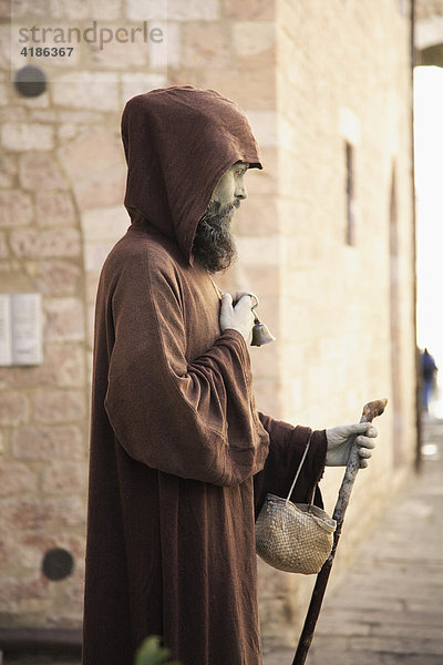 Gaukler in Verkleidung eines Franziskanermönchs  Assisi  Umbrien  Italien