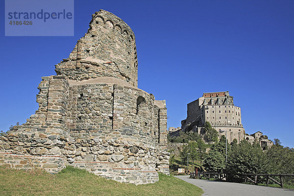 Ruine des Mönchsgrabes an der Sacra di San Michele im Valle di Susa  Piemont  Italien