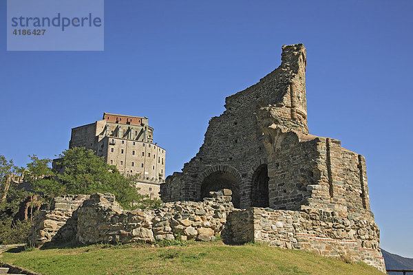Ruine des Mönchsgrabes an der Sacra di San Michele im Valle di Susa  Piemont  Italien