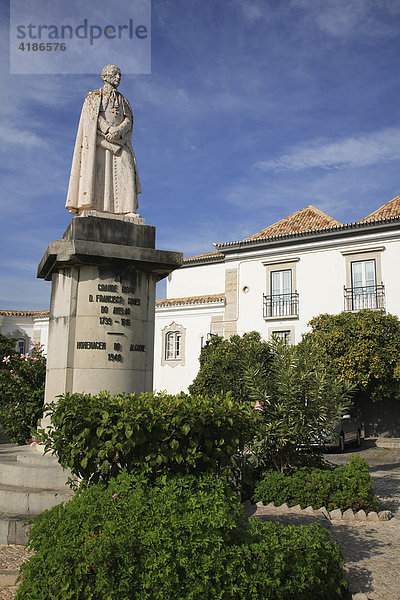 Statue des Bischofs D. Francisco Cones do Avelar am Bischofspalast in Faro  Algarve  Portugal