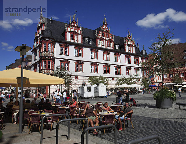 Marktplatz und historisches Stadthaus  Coburg  Oberfranken  Bayern  Deutschland  Europa