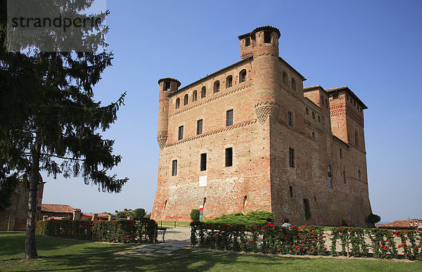 Burg Castello Cavour im Ort Grinzane Cavour  Barologebiet  Piemont  Italien