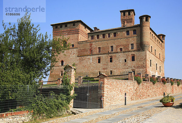 Burg Castello Cavour im Ort Grinzane Cavour  Barologebiet  Piemont  Italien