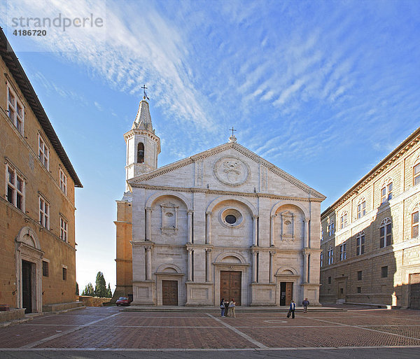 Renaissance-Fassade des Doms  Domplatz  Pienza  Toskana  Italien