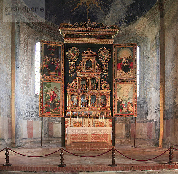 Hauptaltar mit Polyptychon im Zisterzienserkloster Abbazia di Staffarda nahe Saluzzo  Piemont  Italien