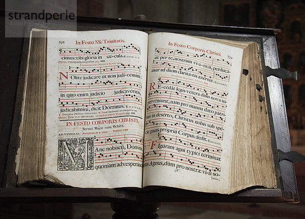 Historisches Gesangsbuch im Zisterzienserkloster Abbazia di Staffarda nahe Saluzzo  Piemont  Italien