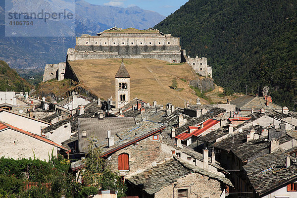 Festung und Ort von Exilles  Susatal  Piemont  Italien