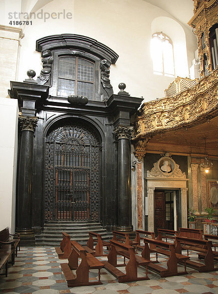 Altar aus schwarzem Marmor in der Kirche San Lorenzo  Turin  Torino  Piemont  Italien