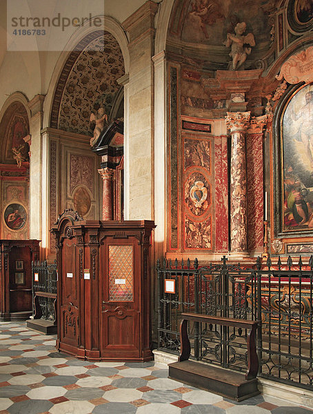Beichtstühle in der Kirche San Lorenzo  Turin  Torino  Piemont  Italien