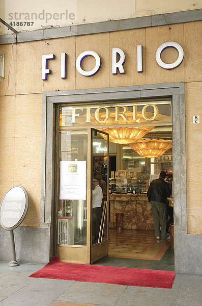 Turins berühmteste Eisdiele Fiorio in der Via Po  Turin  Torino  Piemont  Italien