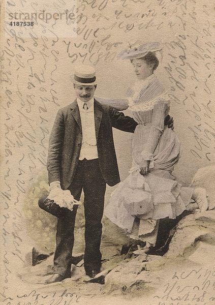 Historisches Foto  ca 1898: Paar beim Wandern  handschriftlich in Sütterlinschrift beschrieben