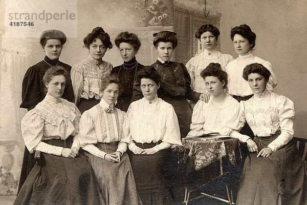 Historisches Foto: Klasse einer Hauswirtschaftsschule  Deutschland  ca 1910