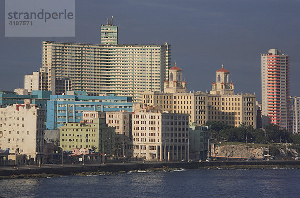 Skyline an der Promenade Malecon mit Hotel Nacional de Cuba und Habana Libre  Havanna  Kuba