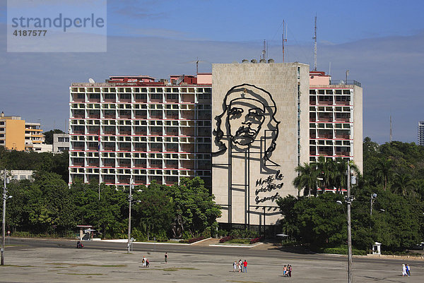 Innenministerium mit Che Guevara Bildnis am Platz der Revolution  Havanna  Kuba