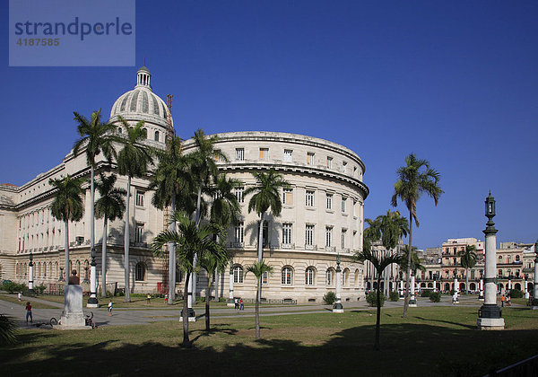 Capitol El Capitolio und das Felipe-Poey-Naturkundemuseum  Havanna  Kuba