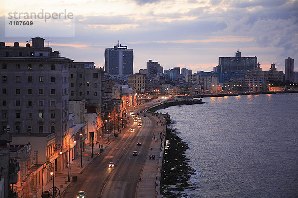 Promenade am Malecon  Havanna  Kuba  Karibik