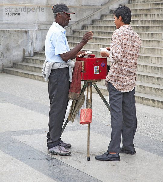 Berufsfotograf mit historischer Plattenkamera am Kapitol in Havanna  Kuba  Karibik