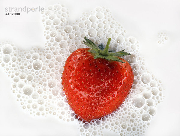 Erdbeere in Milch mit Schaumbläschen