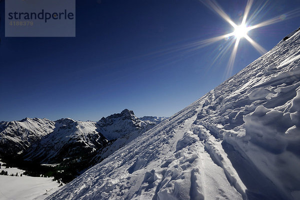 Steiler Schneehang bei Gegenlicht mit Allgäuer Alpen  Baad  Kleinwalsertal  Vorarlberg  Österreich