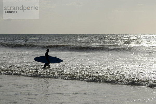 Surfer mit Surfbrett auf dem Weg ins Wasser  Agadir  Marokko  Nordafrika