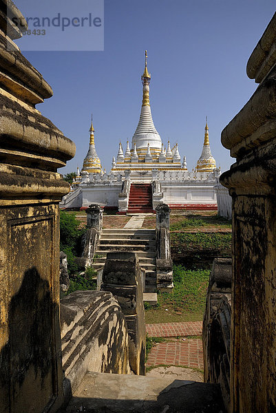 Tempelanlage mit weißem Stupa  Mandalay  Myanmar  Südostasien