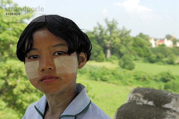 Mit Tanaka geschmücktes Mädchen  Mandalay  Myanmar  Südostasien