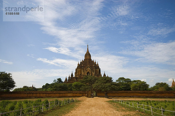 Zufahrt zu einer Pagode  Bagan  Myanmar  Südostasien