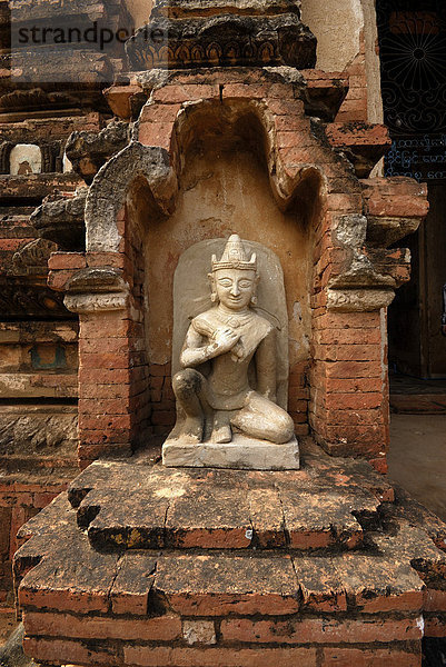 Sitzender Buddha in einer Backsteinmauernische  Bagan  Myanmar  Südostasien