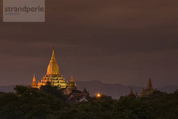 Der Ananda Tempel im Abendlicht  Bagan  Myanmar  Südostasien