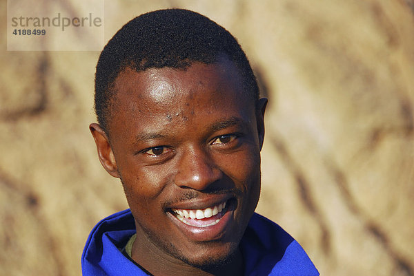 Porträt  lachender dunkelhäutiger Mann im Valley der 1000 Hügel  Provinz KwaZulu-Natal  Südafrika