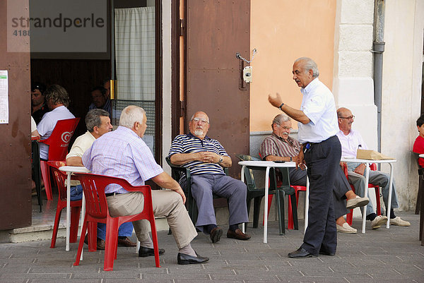 Plauderstunde  Straßenkaffee  Rivello  Region Basilikata  Provinz Potenza  Süditalien  Italien  Europa