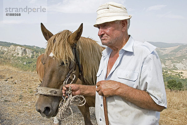 Farmer  Pferd  lukanische Dolomiten  Region Basilikata  Süditalien  Italien  Europa
