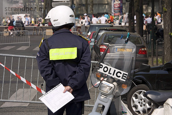 Polizist bewacht/beobachtet Marathonlauf am 15. April 2007  Paris  Frankreich