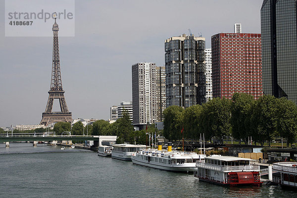 Blick auf Eiffelturm und Seine mit Bürogebäuden am Quai André Citroen  Paris  Frankreich