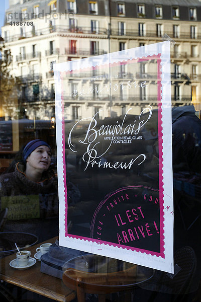 Ankündigung für den Wein Beaujolais Primeur im Bistro am Place Maubert im Quartier Latin  Paris  Frankreich