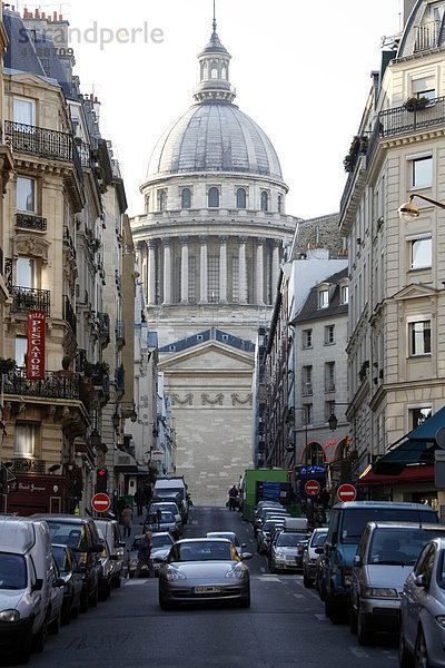 Blick auf Pantheon  von der Rue des Carmes im Quartier Latin  Paris  Frankreich