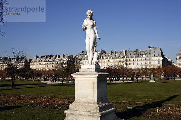 Frauenstatue im Jardin des Tuileries an der Rue de Rivoli  Paris  Frankreich