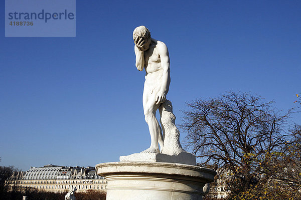Männerstatue im Jardin des Tuileries an der Rue de Rivoli  Paris  Frankreich