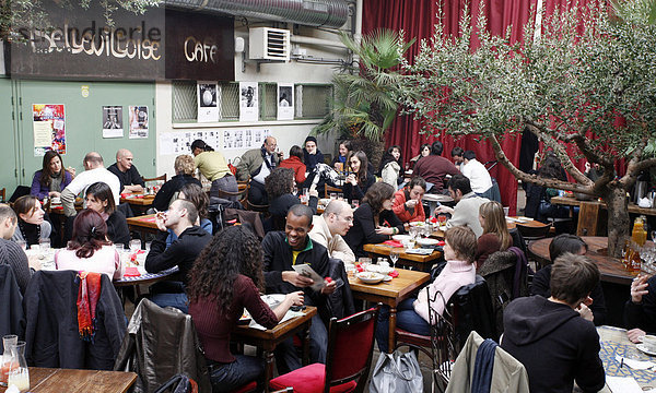 Gäste im Cafe Bellevilloise im Quartier Menilmontant  Paris  Frankreich