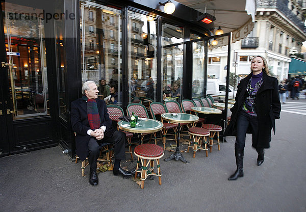 Mann beobachtet Frau beim Cafe de Flore im Quartier Saint-Germain-des-Pres  PARIS  FRANKREICH
