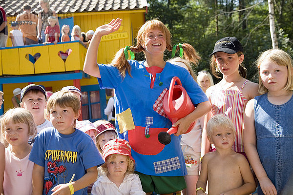 Pippi Langstrumpf (Schauspielerin) mit Kindern vor ihrer Villa Villekulla (Villa Kunterbunt) in Astrid Lindgrens Welt (Märchen- und Ausstellungspark) in Vimmerby  Schweden