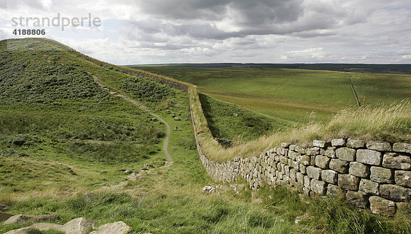 Thorngrafton  GBR  19.08.2005 - Reste des roemischen Hadrian Walls in der Naehe des alten Forts Housesteads in der Naehe von Thorngrafton in Norththumberland. Der Hadrians Wall gehoert sei t 1987 zum Weltkulturerbe der UNESCO.