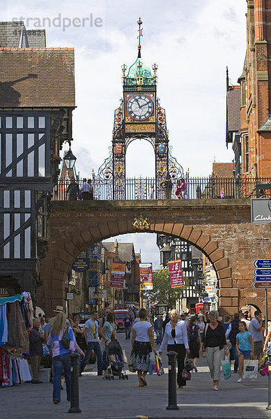 Chester  GBR  23.08.2005 - Eastgate Stree in Chester mit dem im 18. Jahrhundert erbauten Eastgate  welches das Tor aus dem Mittelalter ersetzte. Auf dem Eastgate die filigran verzierte Uhr  die 1897 zum 60-jaehrigen Jubilaeum von Queen Victoria aufgestellt wurde.