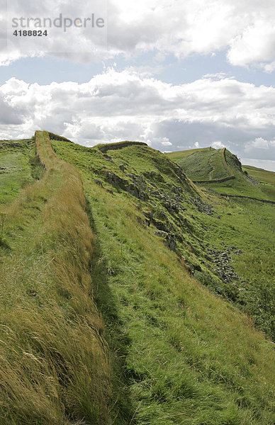 Thorngrafton  GBR  19.08.2005 - Reste des roemischen Hadrian Walls in der Naehe des alten Forts Housesteads in der Naehe von Thorngrafton in Norththumberland. Der Hadrians Wall gehoert sei t 1987 zum Weltkulturerbe der UNESCO.