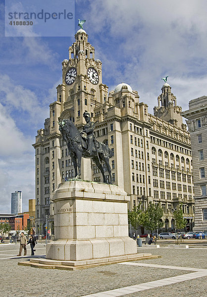 Liverpool  GBR  22.08.2005 - Das Royal Liver Building (h.) und ein Standbild Edward VII. am Hafen von Liverpool.