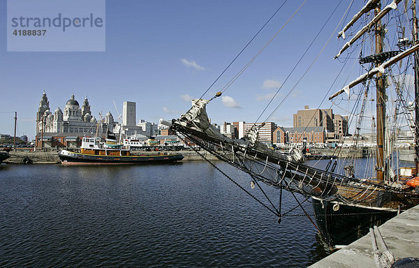 Liverpool  GBR  22.08.2005 - Blick vom Albert Dock in Liverpool hin zum Port of Liverpool Building  dem Cunard Building und zum Royal Liver Building  im Vordergrund liegt die 110 Fuss lange Brigantine ZEBU.