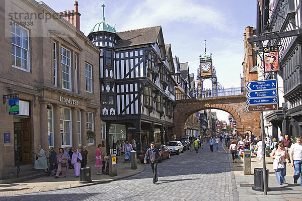 Chester  GBR  23.08.2005 - Eastgate Stree in Chester mit dem im 18. Jahrhundert erbauten Eastgate  welches das Tor aus dem Mittelalter ersetzte. Auf dem Eastgate die filigran verzierte Uhr  die 1897 zum 60-jaehrigen Jubilaeum von Queen Victoria aufgestellt wurde.