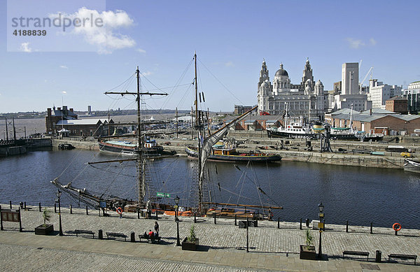 Liverpool  GBR  22.08.2005 - Blick vom Albert Dock in Liverpool hin zum Port of Liverpool Building  dem Cunard Building und zum Royal Liver Building  im Vordergrund liegt die 110 Fuss lange Brigantine ZEBU.