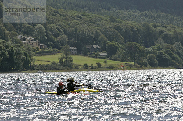 Coniston  GBR  21.08.2005 - Zwei Paddler sind auf dem Coniston Water  einem der beiden grossen Seen im Lake District unterwegs.