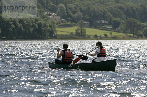 Coniston  GBR  21.08.2005 - Ein Kanu ist auf dem Coniston Water  einem der beiden grossen Seen im Lake District unterwegs.